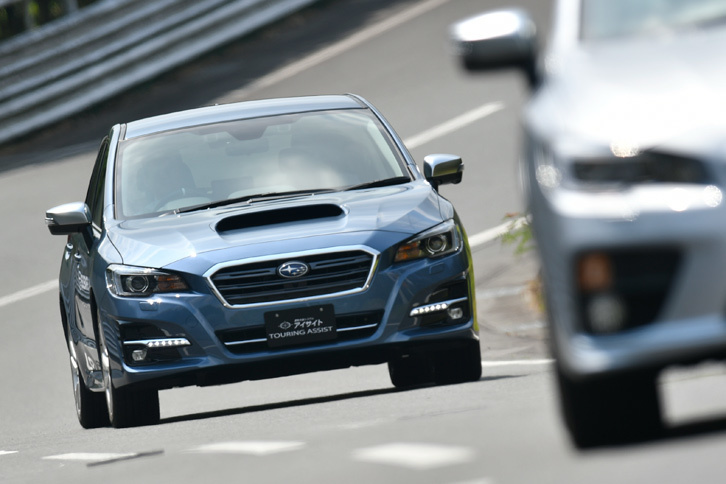 日本自動車研究所のテストコースを走る「スバル・レヴォーグ」の改良モデル。