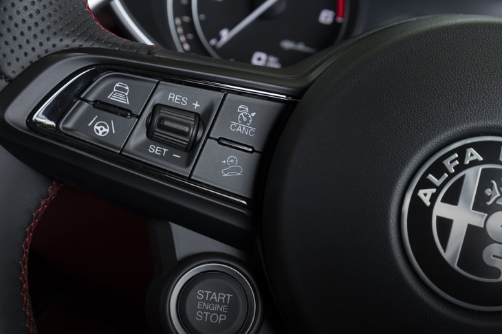 ステアリングスポーク左側にTJA（トラフィックジャムアシスト）やHAS（ハイウェイアシストシステム）などの操作系を配置。ADAS（先進運転支援システム）の充実も「ステルヴィオ」の特徴だ。