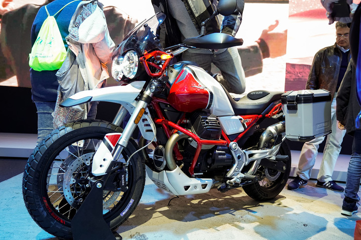 2018年のEICMAで発表されて大いに話題となり、2019年にデリバリーが開始されてから世界中で人気となっているモト・グッツィのアドベンチャーモデル「V85 TT」。そのアップデートモデルが「V85 TTトラベル」だ。ロングスクリーンやパニアケース、フォグランプなど、長距離走行に便利なアイテムが追加されている。