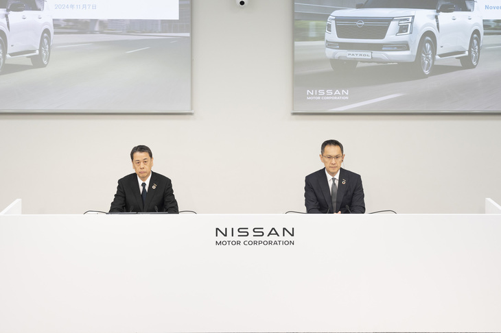 2024年度の上期決算発表を行った日産自動車の内田 誠社長（写真左）とスティーブン・マー執行役最高財務責任者（同右）。立て直しに向けて生産能力を全世界で20％削減し、9000人の人員削減を行う方針も明らかにした。