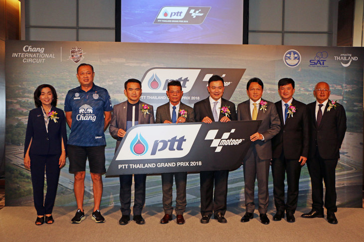 「MotoGP PTT Thailand Grand Prix 2018」のプレスカンファレンスにて、関係者による記念撮影の様子。