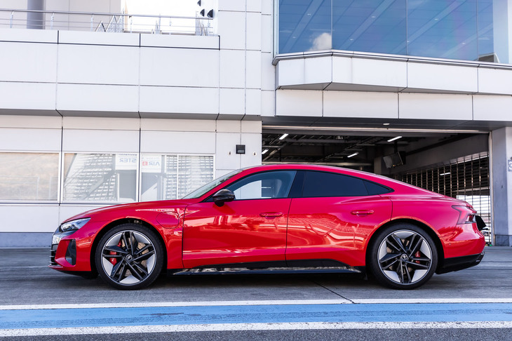 「RS e-tron GT」のボディーサイズは全長×全幅×全高＝4990×1965×1395mm、ホイールベースは2900mm。共同開発された「ポルシェ・タイカン」よりも全高がわずかに高い以外、数値はほぼ同じだ。