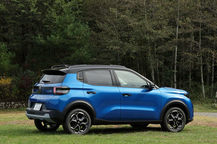 国内にはエントリーグレードの「C3ハイブリッド プラス」と、上位グレードの「C3ハイブリッド マックス」（写真）が導入される。後者はボディー色とルーフ色が異なるバイトーンカラーが標準仕様となる。