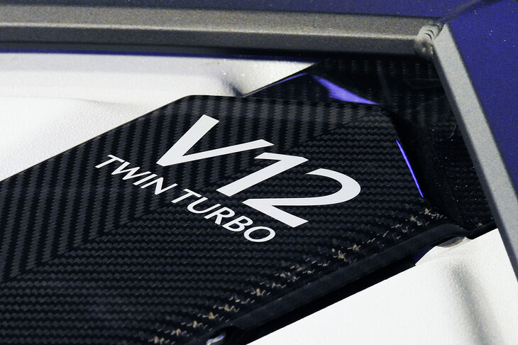 アストンマーティン・ヴァンキッシュ ヴォランテ（5.2リッターV12ターボエンジン）