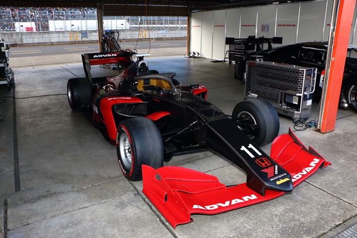 来期のスーパーフォーミュラから導入される新型マシン「SF19」。開発製造は、今期まで使用された従来型「SF14」同様に、イタリアのダラーラ社が担当。F1同様に、新型車はコックピットの乗員を守る頭部保護デバイス「ハロ」が装着されるようになる。