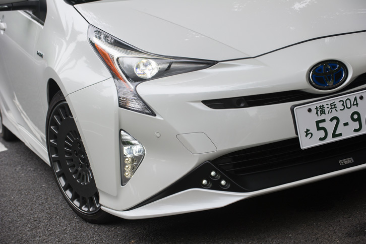 フロントバンパーの下部には、イグニッションと連動して点灯する片側3灯のLEDデイタイムランプが装備される。