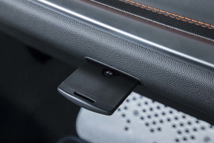 カードキーのスロットは、助手席前方に用意されている。