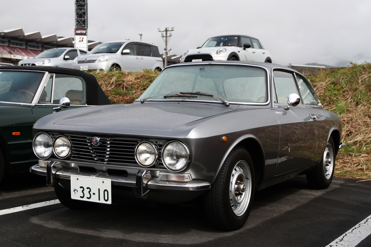 通称「ジュリア クーペ」の最終発展型として1971年に登場した「2000GTヴェローチェ」。非常に珍しい3段AT仕様（豪州向けの右ハンドル）だった。