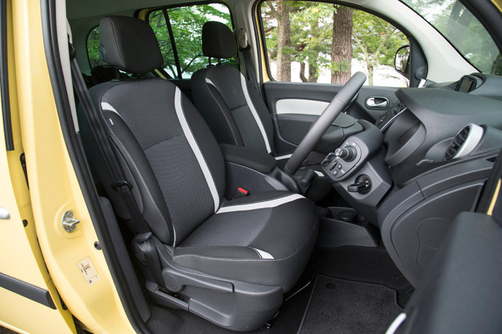 ライトグレーのアクセントが目を引くファブリックシート。「ゼンEDC」には「ゼン6MT」と同じく、助手席に可倒機構が備わる。