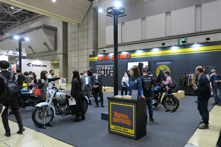 東京モーターサイクルショー2023における、ロイヤルエンフィールドの展示ブースの様子。