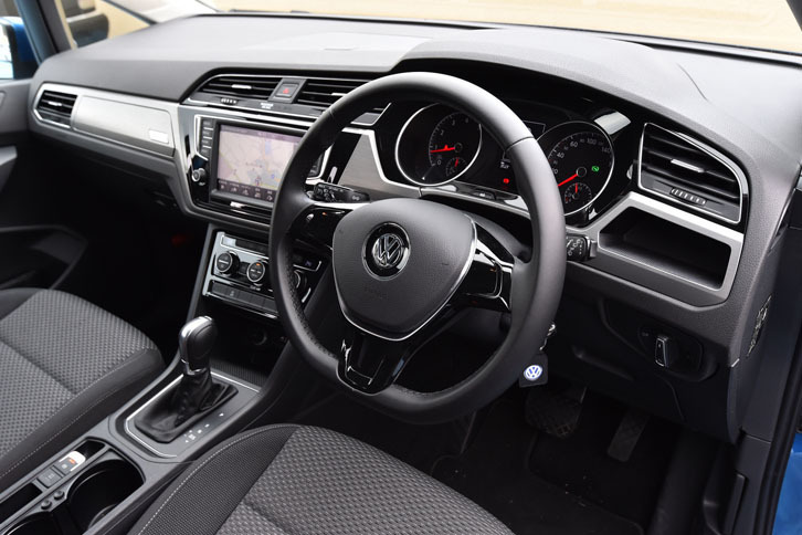 ワイド感を強調する、横基調のデザインのインストゥルメントパネルまわり。センタークラスターをドライバー側に傾けるなどして、スポーティー感も演出されている。