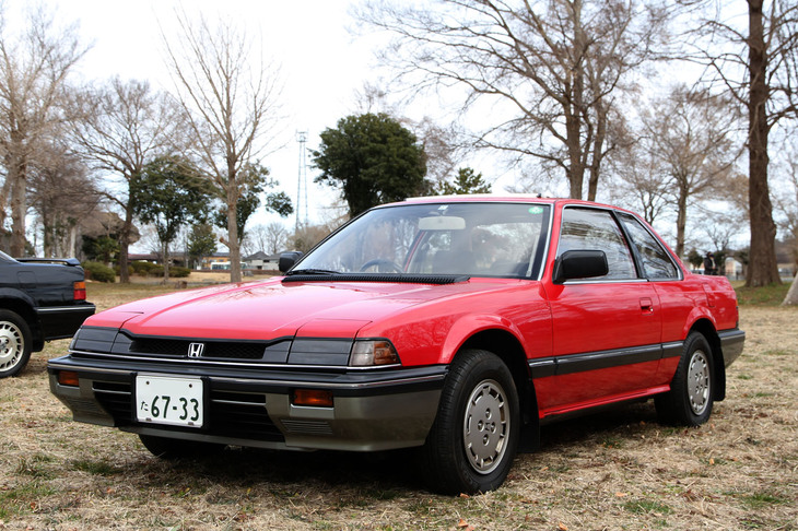 1982年に登場した2代目「プレリュード」。リトラクタブルライトを採用し、日本車離れしたワイド＆ローのスタイリッシュなフォルムで人気を博し、デートカーブームを創出した。この個体は1984年のマイナーチェンジ以降のモデル。