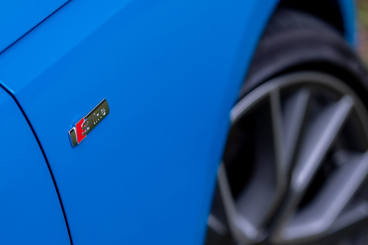 フロントフェンダー左右に「S line」エンブレムを装着する「45 TFSIクワトロSライン」。試乗車の外装色は「ターボブルー」と呼ばれるオプションカラー。