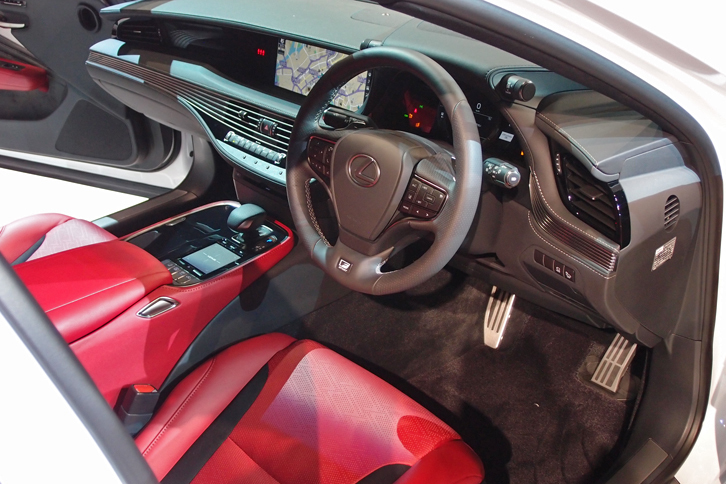 LS500h“Fスポーツ”（インテリア）