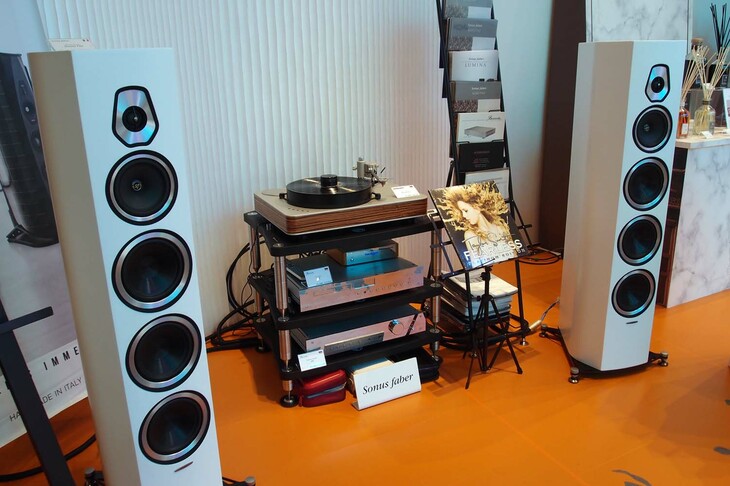 ソナス・ファベールの試聴コーナー。マセラティの「グレカーレ」やスーパースポーツ「MC20」には、同社のカーオーディオシステムが搭載されている。量産型の市販車としては、マセラティが初。これより前には、パガーニのハイパーカーがソナス・ファベールのシステムを採用している。