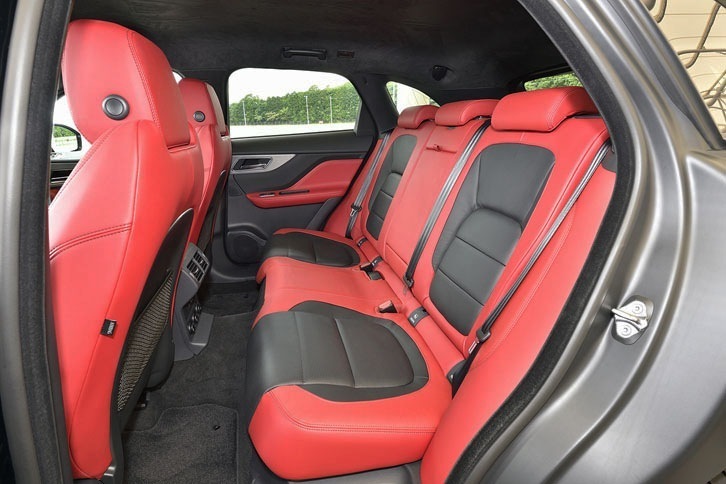 リアシートには40：20：40の分割可倒機構が備わる。