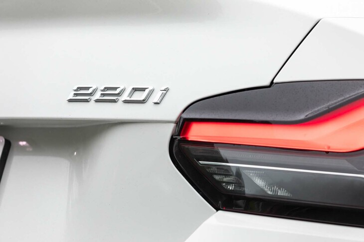 【BMW 220iクーペMスポーツのスペック】
	ボディーサイズ：全長×全幅×全高＝4560×1825×1405mm／ホイールベース：2740mm／車重：1530kg／駆動方式：FR／エンジン：2リッター直4 DOHC 16バルブ ターボ／トランスミッション：8段AT／最高出力：184PS（135kW）/5000rpm／最大トルク：300N・m（30.6kgf・m）/1350-4000rpm／タイヤ：（前）225/45R18 95Y／（後）255/40R18 99Y（ブリヂストン・トランザT005）※ランフラットタイヤ／燃費：13.3km/リッター（WLTCモード）／価格：550万円
	
	【取材時の燃費データ】
	テスト距離：286km（市街地1：高速道路7：山岳路2）／使用燃料：27.0リッター（ハイオクガソリン）／参考燃費：10.6km/リッター（満タン法）