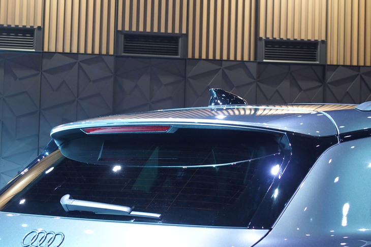 SQ6 e-tron（リアスポイラー）