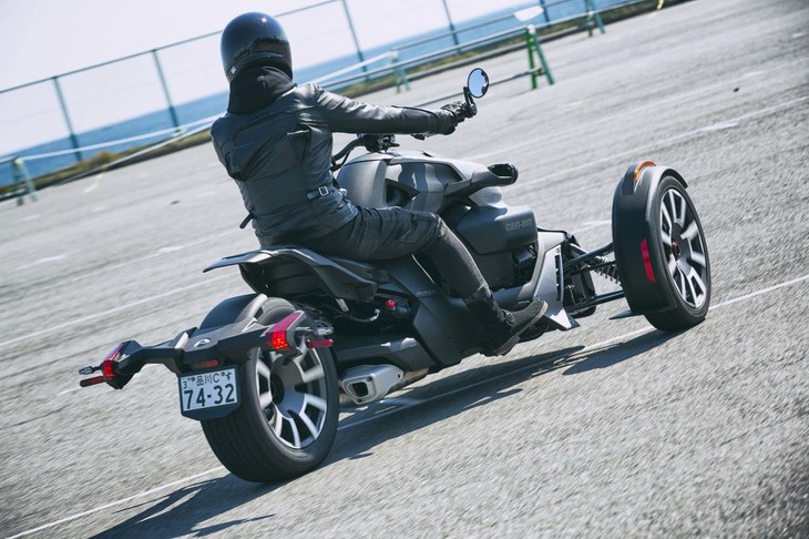 ボディーサイズ：全長×全幅×全高＝2352×1509×1062mm
	ホイールベース：1709mm
	重量：285kg（乾燥重量）
	エンジン：900cc 水冷4ストローク 直列3気筒 DOHC 4バルブ
	最高出力：78ps（57.5kW）/7100rpm
	最大トルク：76Nm（7.7kgm）/6300rpm
	価格：176万4000円