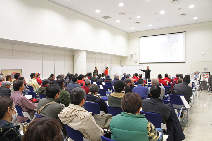 狭山工場でもトークショーが行われた。ゲストは前日に引き続いての登壇となるティム・ミングス氏、そしてホンダOBの山下克吉氏。山下氏は1962年にホンダに入社、二輪走行試験室を振り出しに四輪開発の基礎研究や開発企画に携わった人物。会場では「N360」の開発を含むホンダ史、ホンダイズムについて語った。