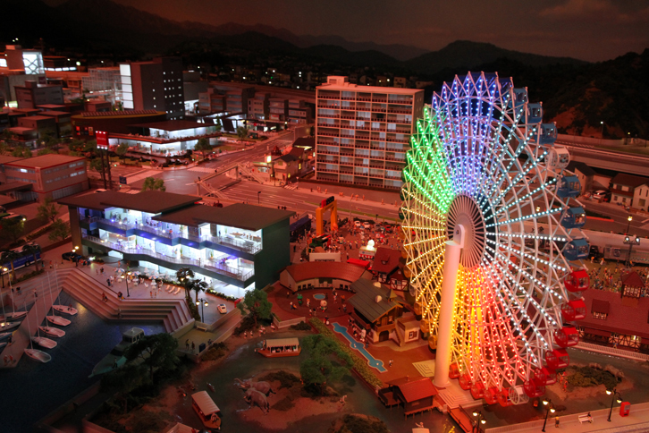 夕刻のアミューズメントスポット。観覧車にもフィギュアがちゃんと乗っている。