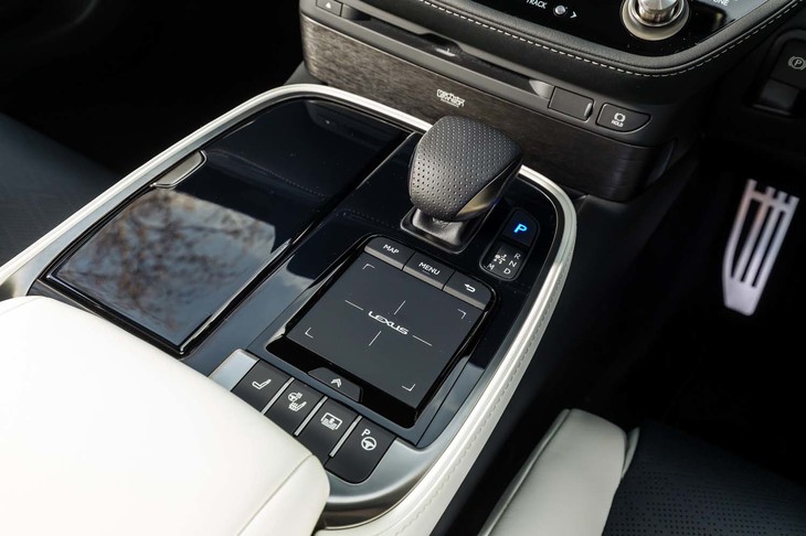 シフトレバー手前には、タッチパッド式のインフォテインメントシステムの操作デバイスが配置される。