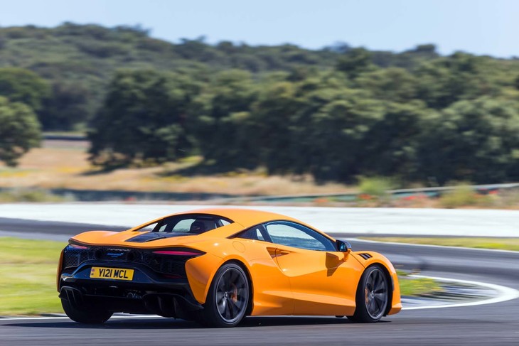 いかなる走行環境においても、極めて安定したコーナリング性能をみせる「マクラーレン・アルトゥーラ」。前後重量配分は42：58となっている。
