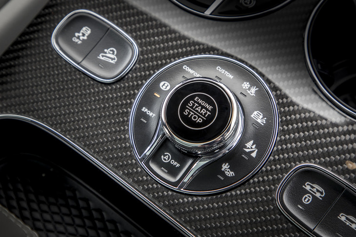 走行モード切り替え機構「ベントレードライブダイナミクスモード」（オンロード向け、4種類）に、オプションの「オールテレインスペシフィケーション」（オフロード向け、4種類）を加えると、最大8種類から走行設定を選ぶことができる。