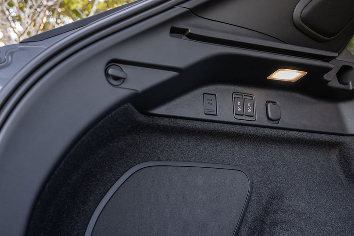 ラゲッジルーム内のスイッチ（写真）および後席下部のスイッチ、センターディスプレイ内のタッチスイッチで、リアシートのバックレストを格納／展開できる。