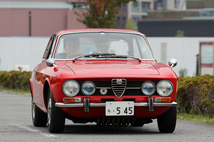 1969年「アルファ・ロメオ1750GTV」。右ハンドルにフェンダーミラーということは、インポーターだった伊藤忠自動車による正規輸入車であろう。