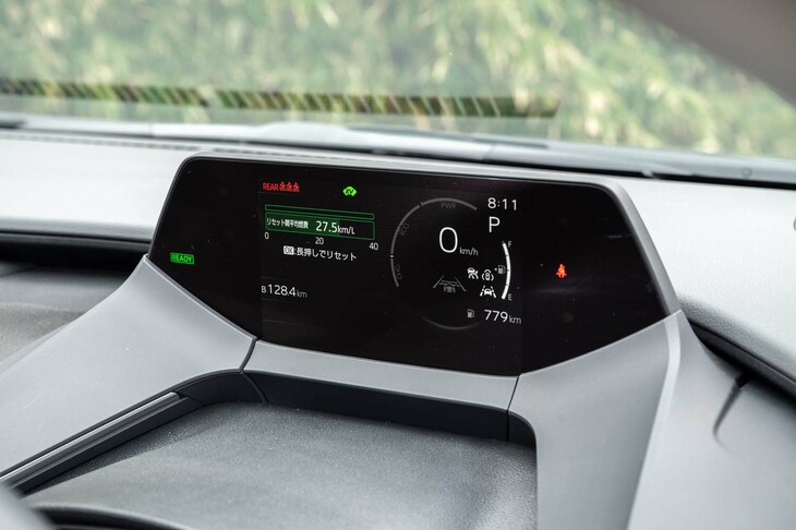 メーターパネルは全車共通の7インチスクリーン。速度計を大きくするなど、もう少し表示にメリハリがあってもいい。