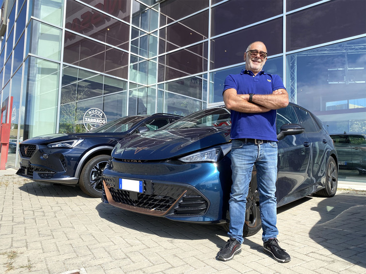 トゾーニ・アウトの営業スタッフ、マッシモさん。彼の背後のクルマは電気自動車で「フォルクスワーゲン ID.3」の姉妹車である「クプラ・ボーン」。