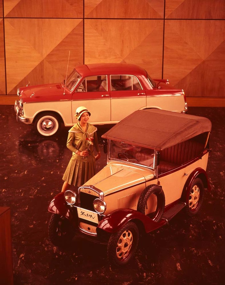 手前は1932年「ダットサン11型フェートン」、奥は1959年「ダットサン・ブルーバード」（310型）。