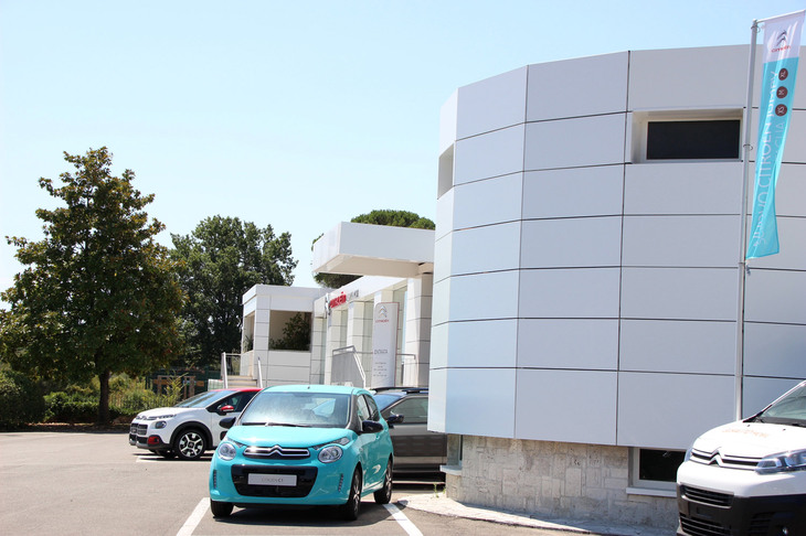 2017年に撮影したシエナのシトロエン販売店。