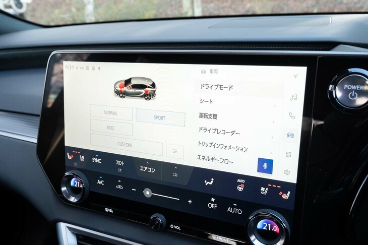 ダッシュ中央のタッチパネルは14インチ。すべてがタッチ操作化はされておらず、エアコンの温度設定などに使うダイヤルが残されているのがありがたい。