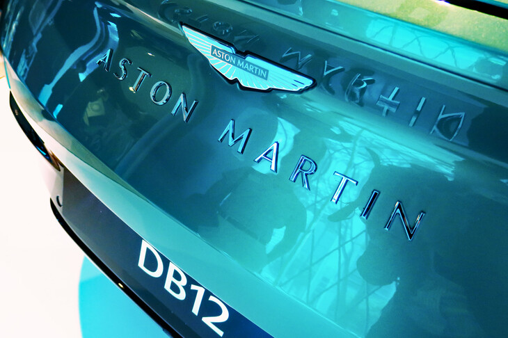 アストンマーティンDB12（「ASTON MARTIN」ロゴ）