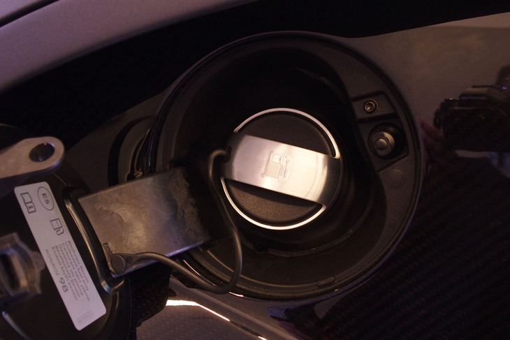 ブガッティ・シロン スポーツ“レ・レジェンド・デュ・シエル”（燃料の給油口）