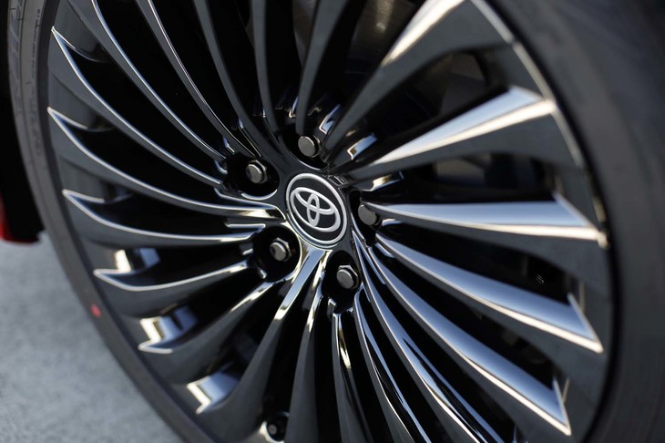 ブラックスパッタリング塗装が施された20インチアルミホイール。グレードにより19インチサイズのホイールも用意される。