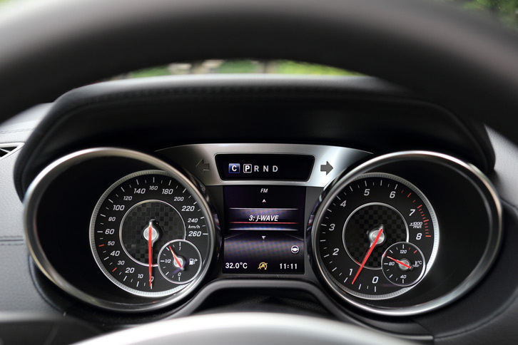 メーターはアナログ2眼式。左がスピードメーターで右がタコメーター。