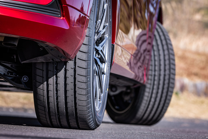 「マツダCX-80」に装着された235/50R20サイズの「アドバンV61」。センターリブの両側とその他リブのイン側に施した稲妻型の切り込みが水膜に対してエッジ効果を発揮する「ライトニングエッジグルーブ」の採用も、セリングポイントとして紹介される。