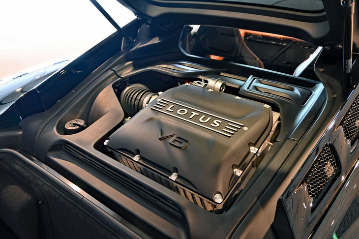 3.5リッターV6スーパーチャージドエンジン（写真）を搭載した「エミーラV6ファーストエディション」はすでに完売。今は2リッター直4ターボの「エミーラ ファーストエディション」のみ、新規の注文を受け付けているという。