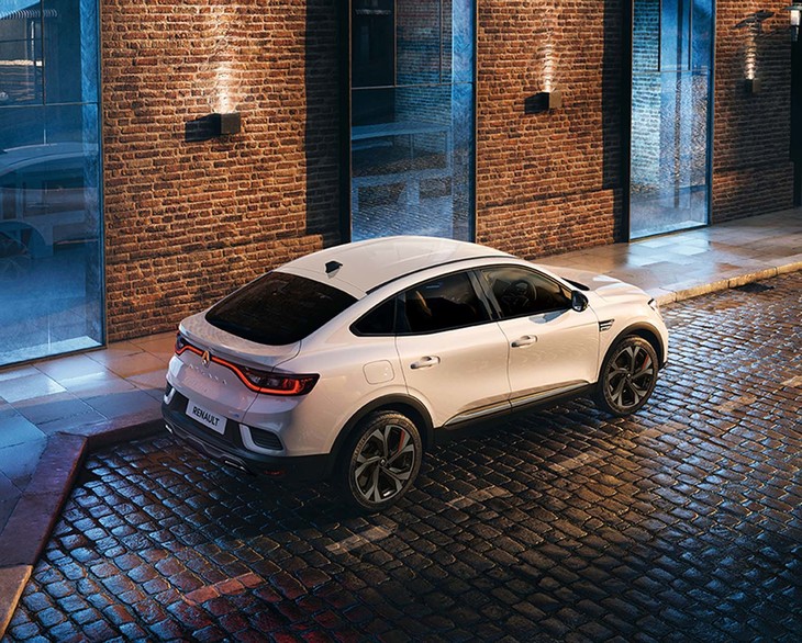 エクステリアは、クーペライクなルーフラインが最大の特徴。18インチのアルミホイールが装着される。