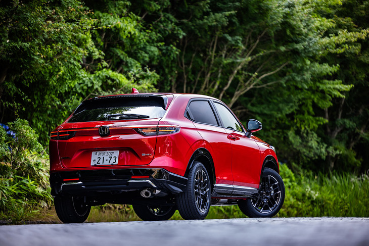 新型「ヴェゼル」の「スポーツスタイル」は、新開発の18インチアルミホイール「MS-050」の装着を想定したコーディネート。「フロントグリル」や「フロントロアースカート」、「サイドロアーガーニッシュ」などでスポーティーなエクステリアに仕上げられている。