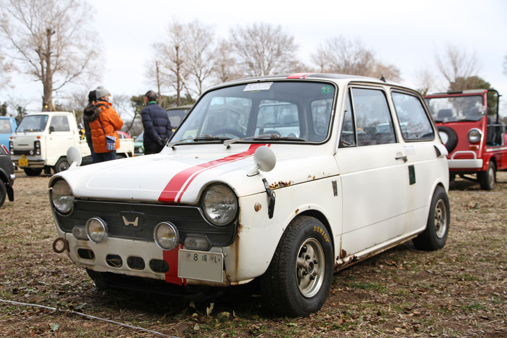 デラックス仕様の「N360M」をベースにしたレーシング仕様をストリート仕様に戻したという個体。新車以来とおぼしき「埼 8」ナンバー付きで、貴重な純正オプションのグリルカバー（冬季に空冷エンジンのオーバークールを防ぐ）を装着している。