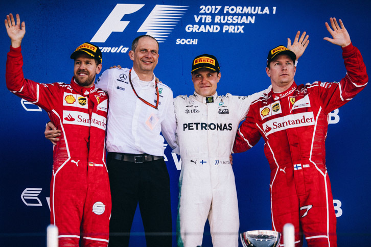 F1第4戦ロシアGPで初優勝したメルセデスのバルテリ・ボッタス（写真右から2番目）、2位に入ったフェラーリのセバスチャン・ベッテル（同左端）、3位でレースを終えたフェラーリのキミ・ライコネン（同右端）。（Photo=Ferrari）