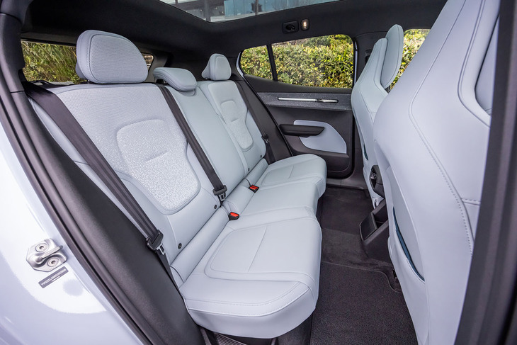 後席のスペースはヘッドルーム、ニールームともに大人でも十分なスペースが確保されるものの、爪先があまり前に出せなかった。背もたれには60：40の分割可倒機構が備わり、積載物によってアレンジが可能だ。