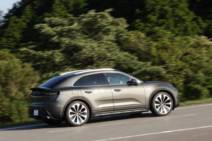 今回は早朝に東京を出発し、西へと向かった。復路は駿河湾側から伊豆半島に入り、箱根を経由して帰京。トータルで417.9kmを走行した。フル充電で出発したおかげか追加充電なしでも帰ることができそうだったが、念のために高速道のPAで30分間の急速充電を行った。最終的な車載電費計での電力消費率は5.8km/kWhとなった。