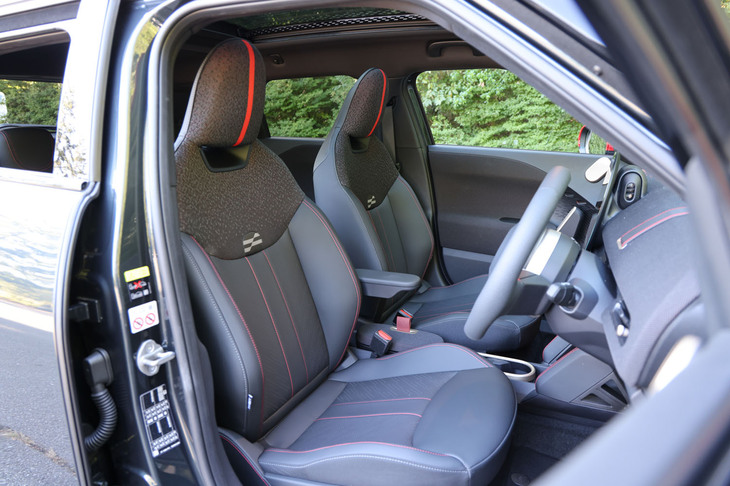 「ジョンクーパーワークスブラック」と呼ばれる黒をベースとした合皮の表皮「べスキン」に、レッドのアクセントが施された「JCWスポーツシート」を標準で装備。フロントシートには電動調整機能とヒーターが組み込まれている。