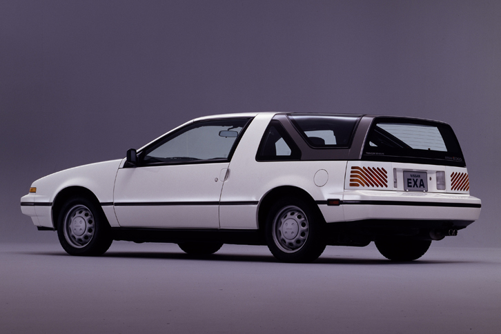 「エクサ キャノピー」の個性的なリアビュー。