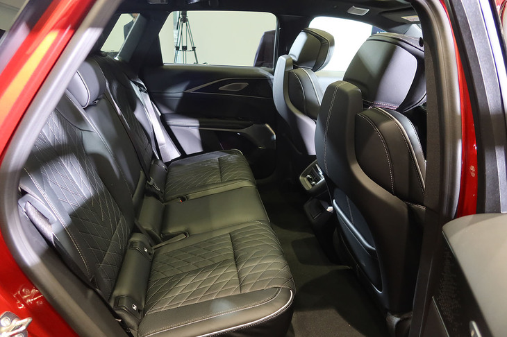 キャデラック・リリックV（リアシート）